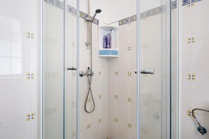 Bathroom - Holiday Home 'Carmen's Place' with Sea View, Shared Garden and Wi-Fi (Ponta Garça)