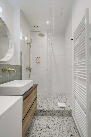 Een douche, een haardroger, handdoeken, zeep