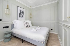 1 slaapkamer, een bureau, een strijkplank/strijkijzer, reisbedje