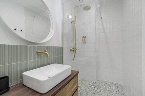 Shower, hair dryer, towels, soap - Attractive apartment 1BDR/4PAX in the city center (Paris)