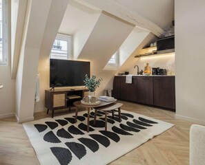 A loft-style room with a TV, a dining area, and a kitchen. - Nice apartment 1BDR/4PAX in Opera (Paris)