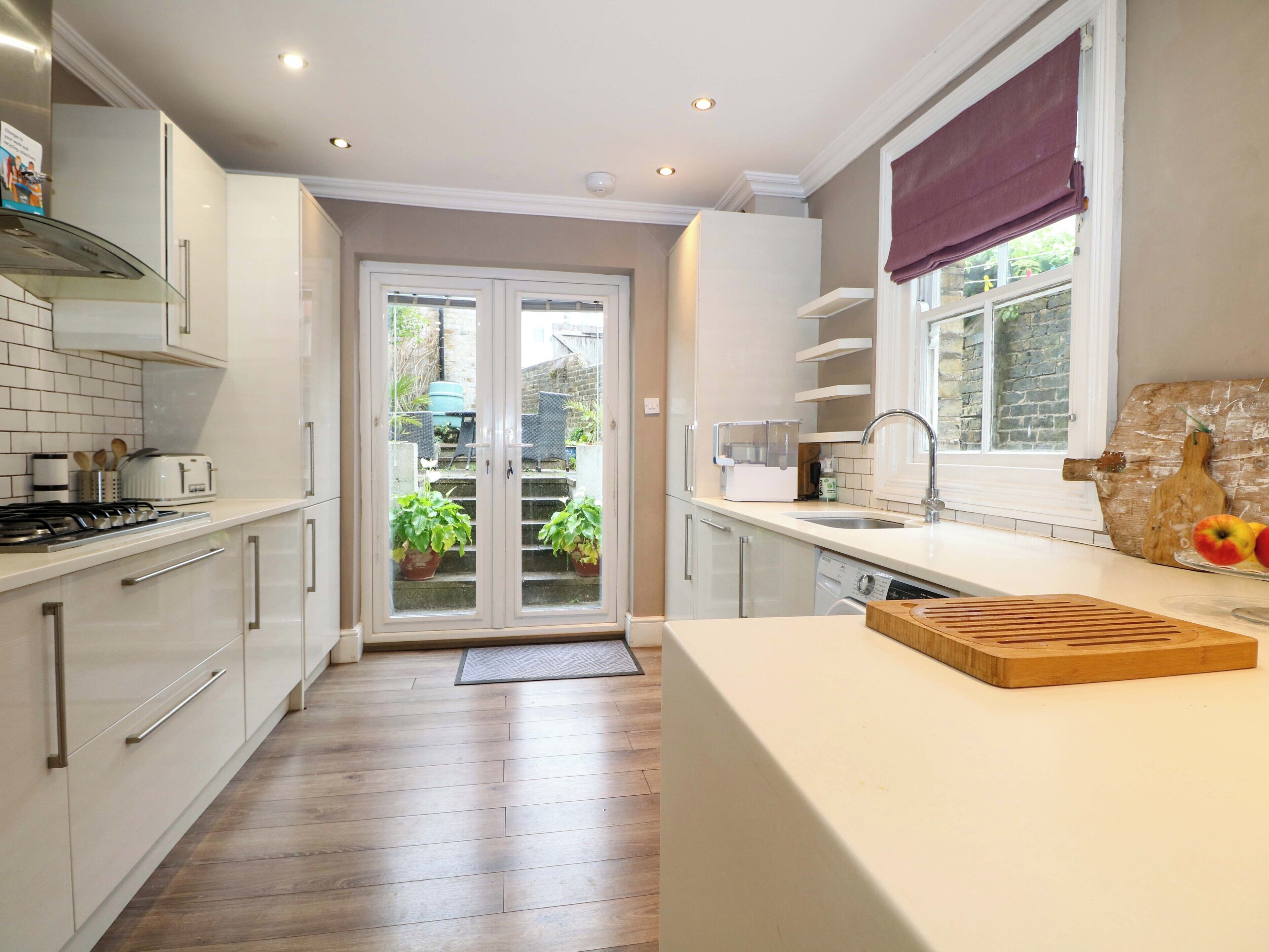Cottage | Private kitchen | Dishwasher, cookware/dishes/utensils