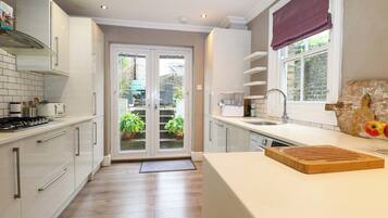 Cottage | Private kitchen | Dishwasher, cookware/dishes/utensils