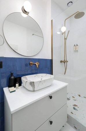 Shower, hair dryer, towels, soap - PoeticStay - Louvre - Suite Rimbaud (Paris)