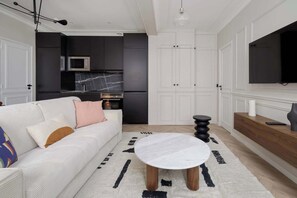 Smart TV - PoeticStay - Louvre - Suite Rimbaud (Paris)