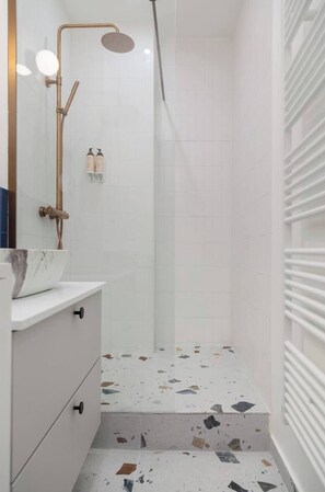 Shower, hair dryer, towels, soap - PoeticStay - Louvre - Suite Rimbaud (Paris)
