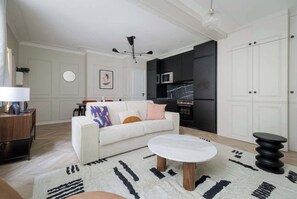 Smart TV - PoeticStay - Louvre - Suite Rimbaud (Paris)