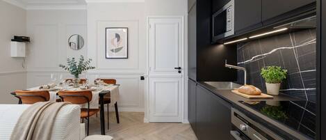 Kühlschrank, Mikrowelle, Ofen, Herdplatte