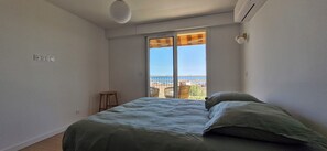 2 bedrooms, iron/ironing board, travel cot, free WiFi - VAL D'AZUR Panoramic Sea View - Air-conditioned 4-room apartment - Center and Beach (Bandol)