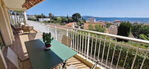 Outdoor dining - VAL D'AZUR Panoramic Sea View - Air-conditioned 4-room apartment - Center and Beach (Bandol)