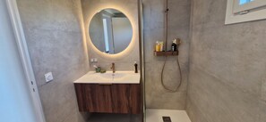 Shower, hair dryer - VAL D'AZUR Panoramic Sea View - Air-conditioned 4-room apartment - Center and Beach (Bandol)