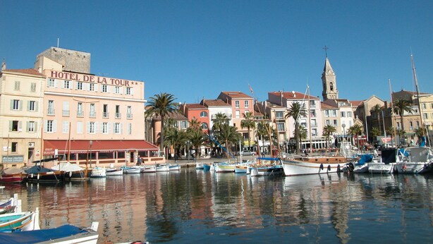 A waterfront hotel with multiple boats docked in the marina. - VAL D'AZUR Panoramic Sea View - Air-conditioned 4-room apartment - Center and Beach (Bandol)