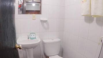 Classic Twin Room | Bathroom