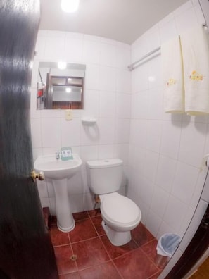 Classic Twin Room | Bathroom - Machu Picchu Land (Aguas Calientes)