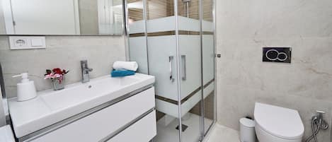 Secadora de cabello, toallas, jabón, papel de baño