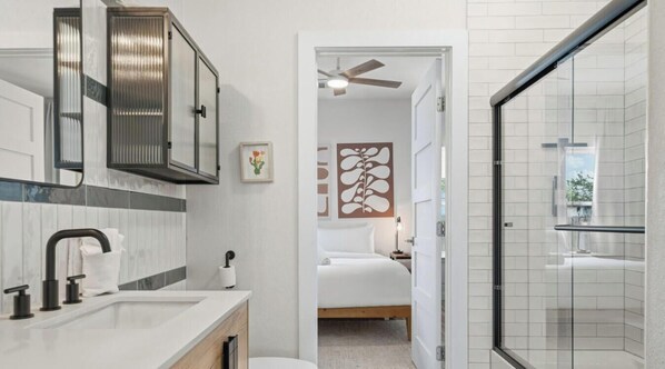 Hair dryer, towels - E Austin Local - Cool Craftsman Steps to Coffee + Music, Easy Drive to Downtown! (Austin)