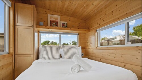 Tiny Home, Big Comfort - E Austin Escape w W/D Mins to DT & Lady Bird Lake