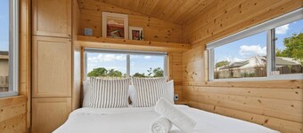 Tiny Home, Big Comfort - E Austin Escape w W/D Mins to DT & Lady Bird Lake