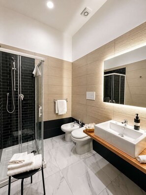 Shower, hair dryer, shampoo - Suite Neve Al Sole | Napoli Centro | 4 Pax Metro (Naples)