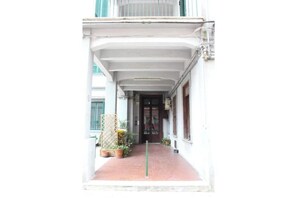 Exterior detail - Neve Al Sole Suites Napoli Centro: Family Room (Naples)