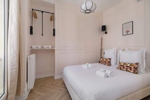 2 bedrooms, iron/ironing board, travel cot, free WiFi - Spacious 6PAX flat in the city center (Paris)