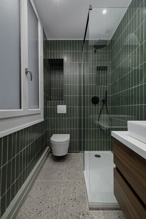 Shower, hair dryer, towels, soap - Spacious 6PAX flat in the city center (Paris)