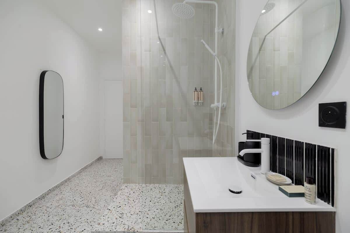 Een douche, een haardroger, shampoo