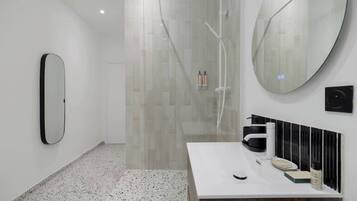 Een douche, een haardroger, shampoo