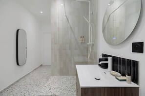 Shower, hair dryer, shampoo - Gorgeous apartment 3BDR/8PAX next Champs Elysees (Paris)