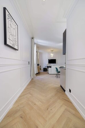 TV, offices - Gorgeous apartment 3BDR/8PAX next Champs Elysees (Paris)