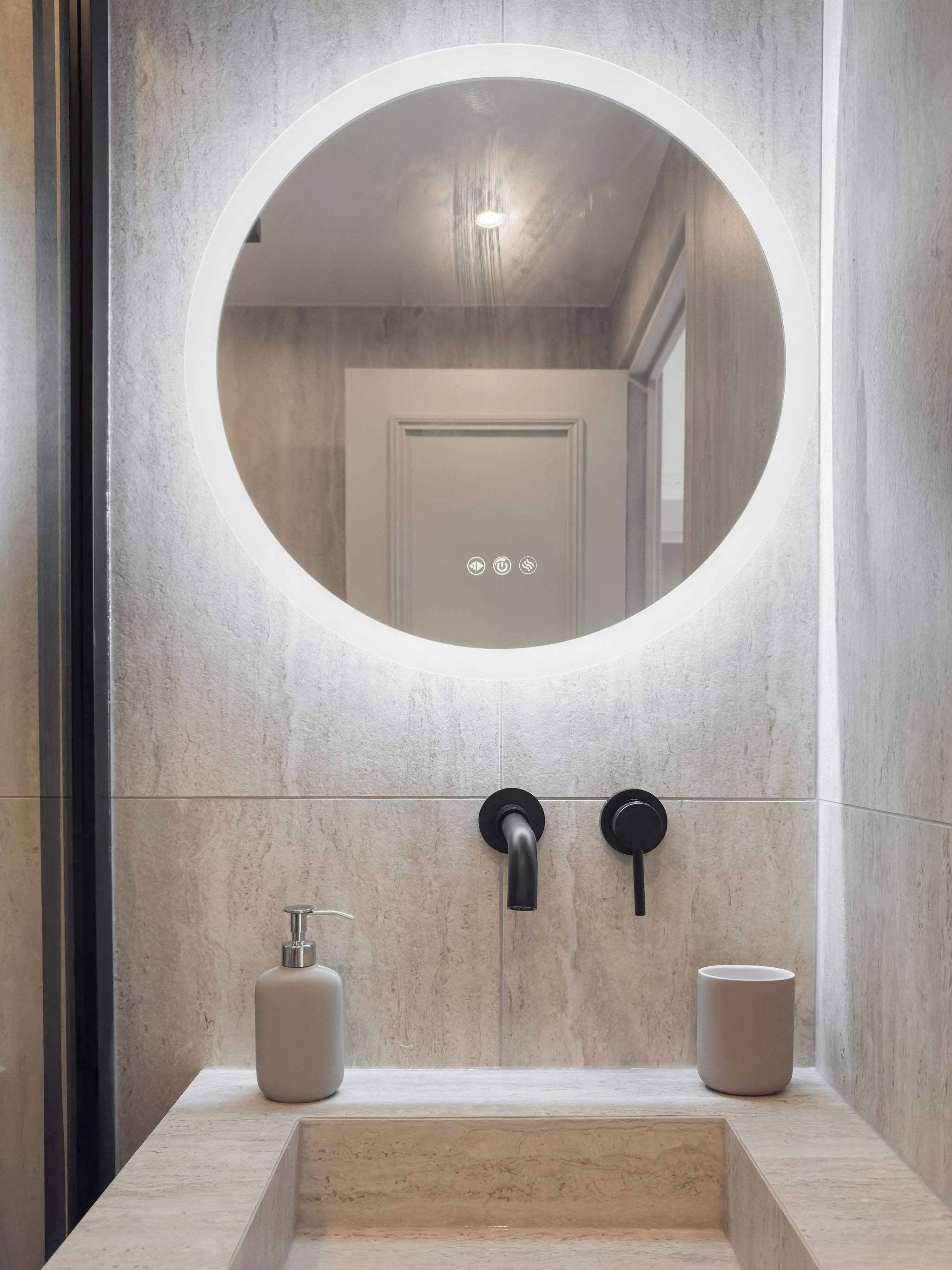 Douche, sèche-cheveux, serviettes fournies, shampoing