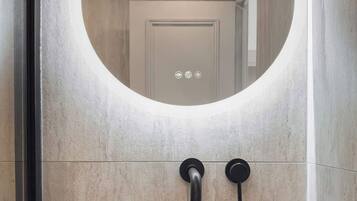 Douche, sèche-cheveux, serviettes fournies, shampoing