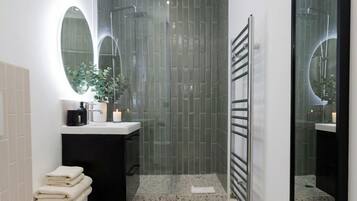 Douche, sèche-cheveux, serviettes fournies, savon