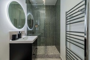 Shower, hair dryer, towels, soap - Terrific apartment 2BDR/6PAX next the Eiffel Tower (Paris)