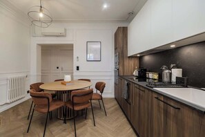 Fridge, microwave, oven, stovetop - Terrific apartment 2BDR/6PAX next the Eiffel Tower (Paris)