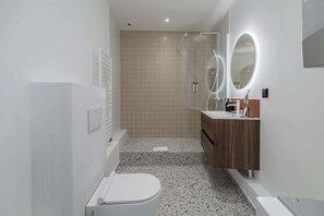 Dusche, Haartrockner, Shampoo