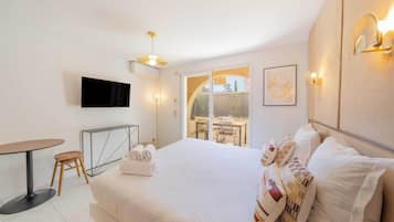 1 bedroom, laptop workspace, bed sheets