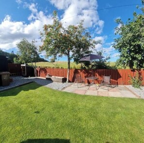 Outdoor dining - Two bedroom Bungalow with private garden (Keith)