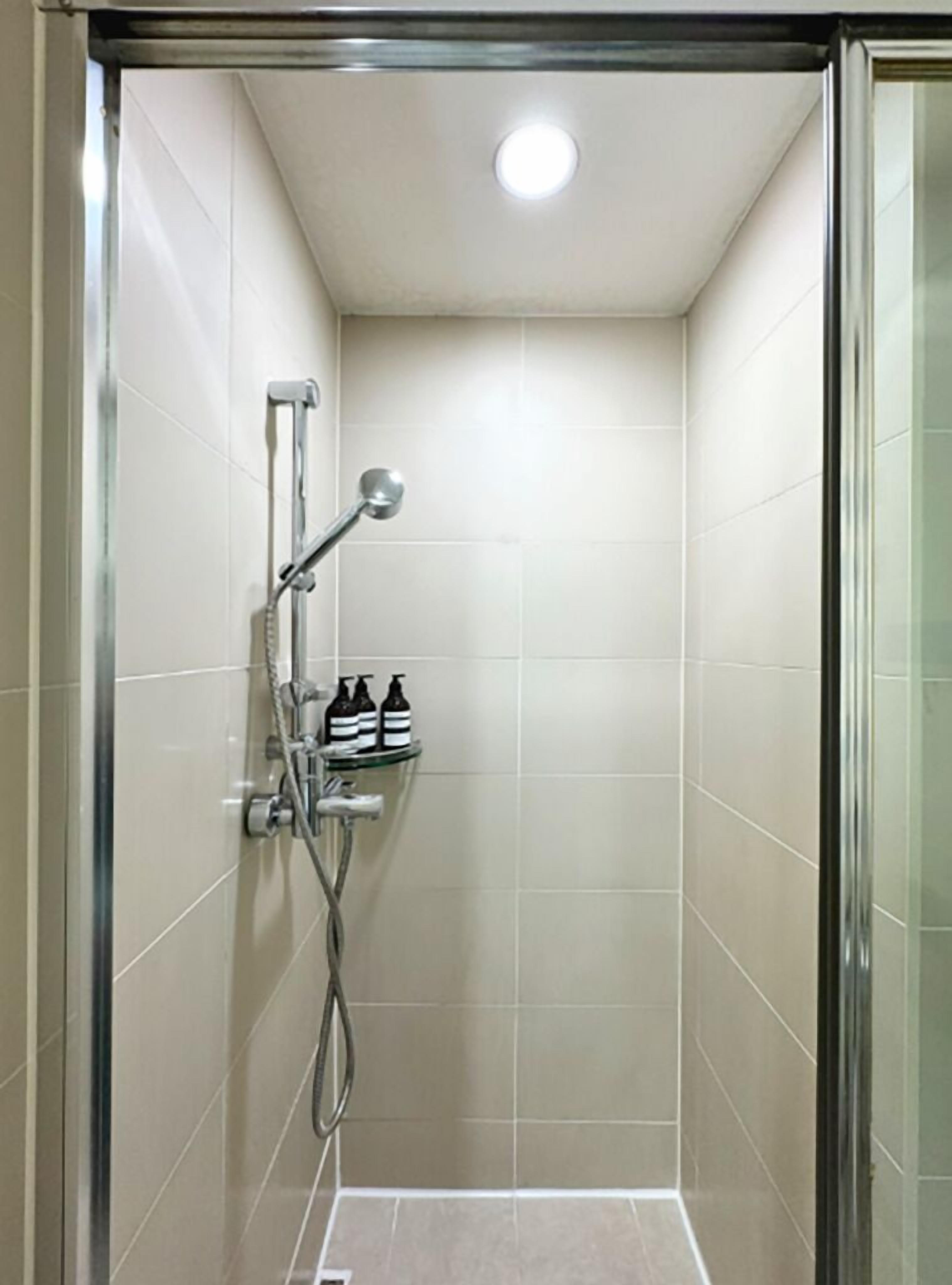 ヘアドライヤー、タオル、石鹸、トイレットペーパー