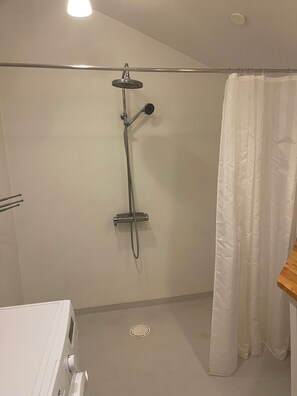 Suihku, hiustenkuivaaja, saippua, vessapaperi