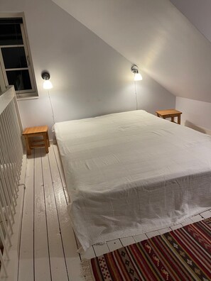 Makuuhuoneessa on suuri sänky, kaksi yöpöytää, ikkuna ja patteri.