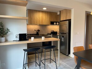 Microwave, oven, stovetop - Design + 3 Workspaces + Starlink | 2 Bedrooms, 2 Bathrooms (San Carlos de Bariloche)