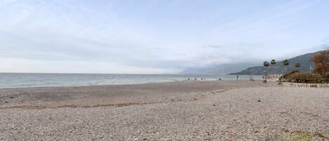 Una spiaggia nelle vicinanze
