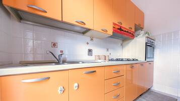 Frigorifero, forno, piano cottura, pentole/stoviglie/utensili