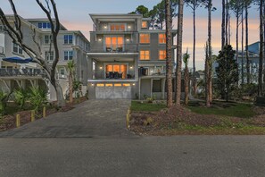 Exterior - 17 Bradley Circle ~ Spacious Multi Family Beach House! (Hilton Head Island)