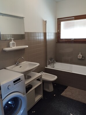 Een haardroger, een bidet, handdoeken, zeep
