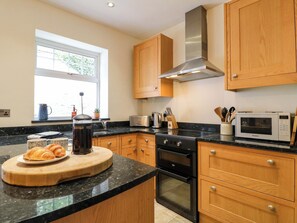 Dishwasher, cookware/dishes/utensils - Lumford Mill Cottage (Bakewell)