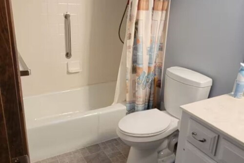 3-bedroom house in tranquil Columbus with cool AC breeze