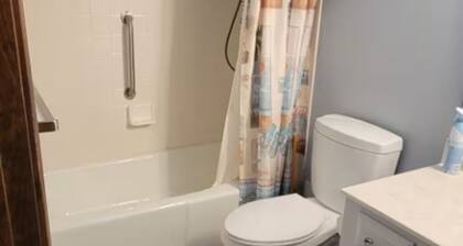 3-bedroom house in tranquil Columbus with cool AC breeze