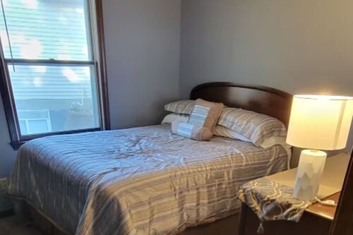 3-bedroom house in tranquil Columbus with cool AC breeze